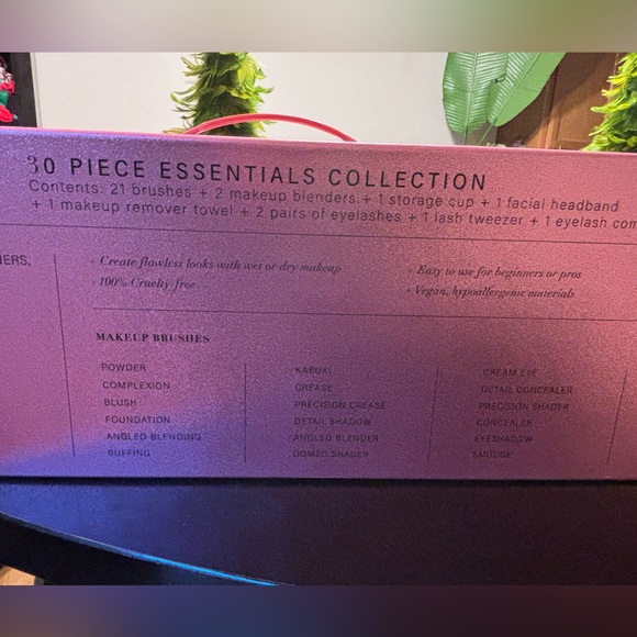 **ONLY 2 LEFT** GLITZ & GLAM LIMITED EDITION 30 Piece Essentials Collection - Picture 6 of 6